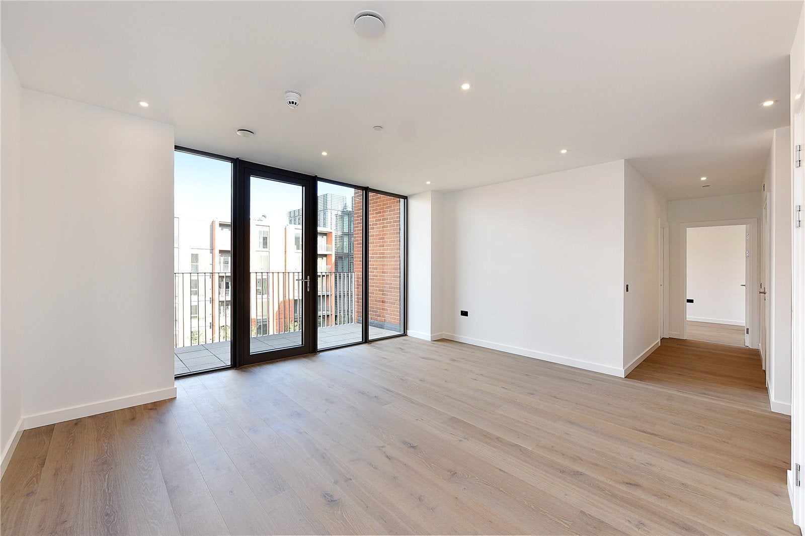 Flat Carnwath Road in Greater London