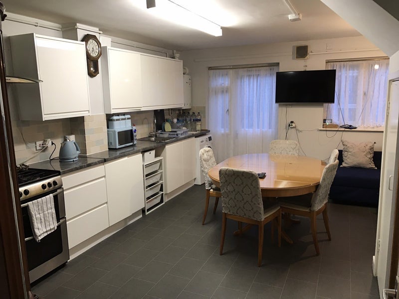 Room Sunbeam Crescent in Greater London