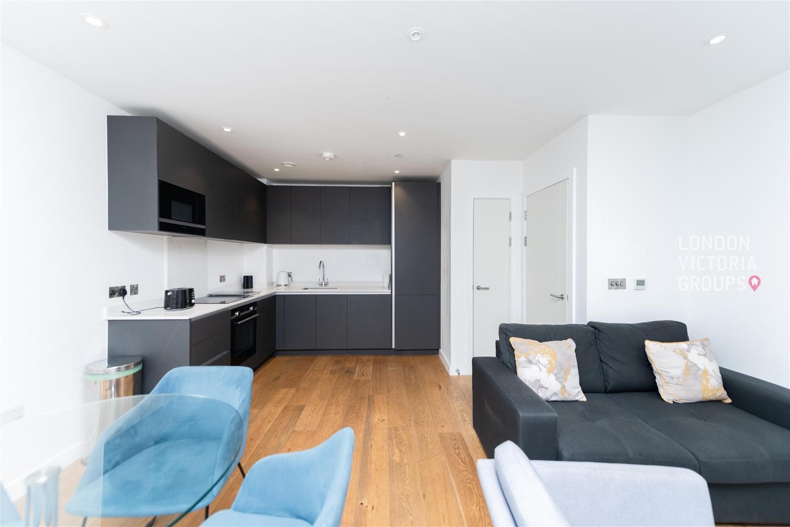 Flat Dock Street in Greater London