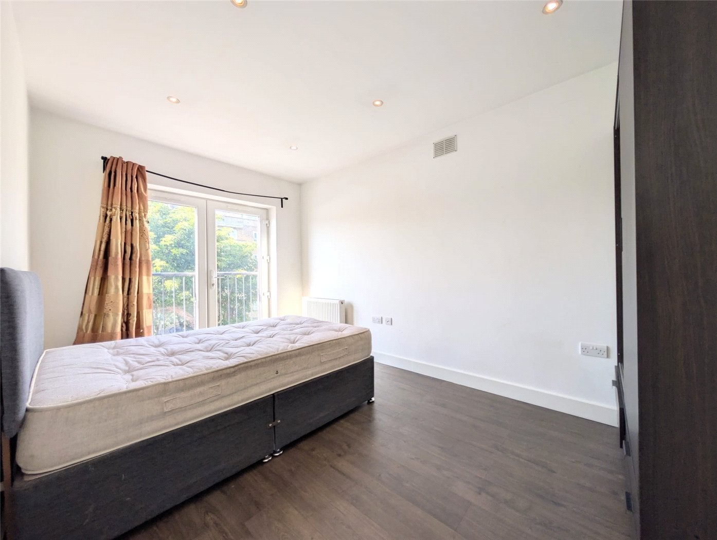 Flat Ballards Lane in Greater London