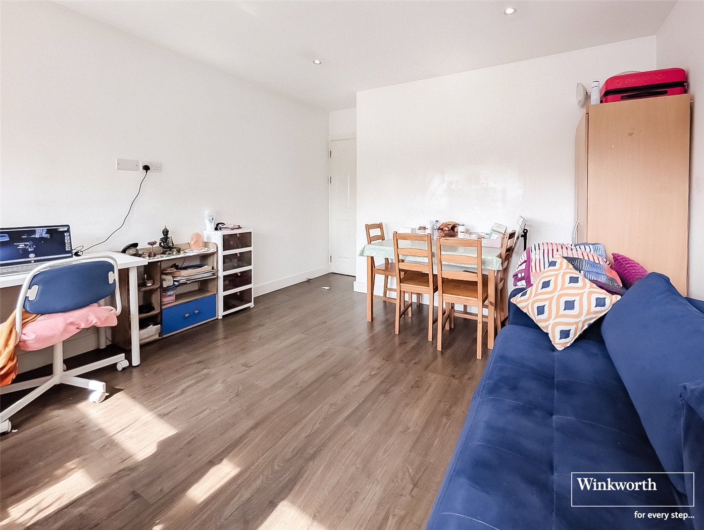 Flat Ballards Lane in Greater London