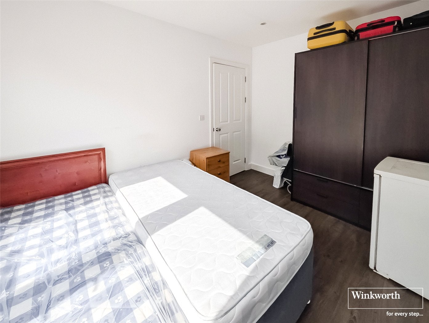 Flat Ballards Lane in Greater London