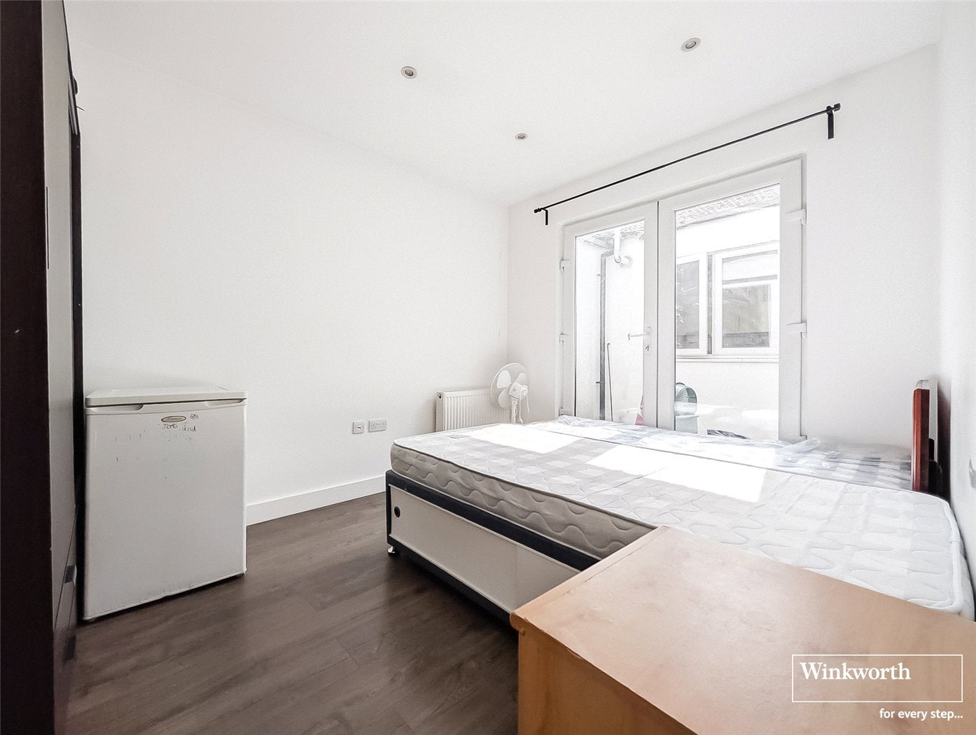 Flat Ballards Lane in Greater London