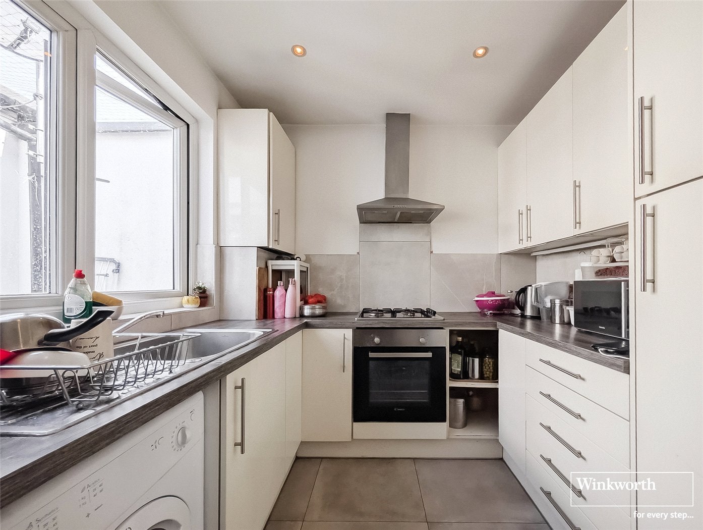 Flat Ballards Lane in Greater London