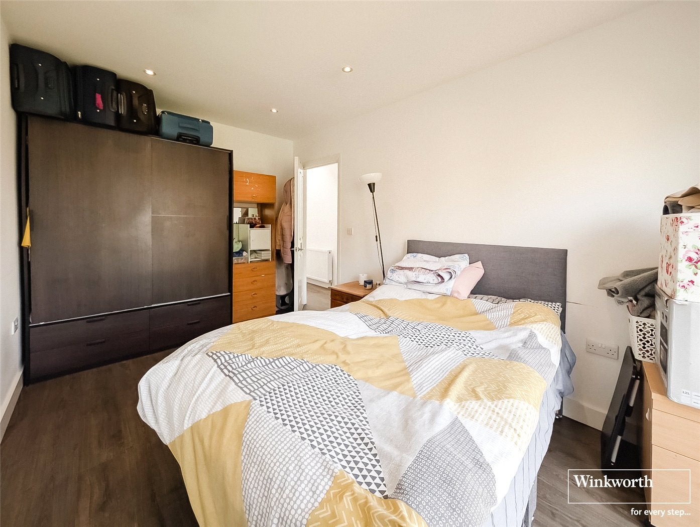Flat Ballards Lane in Greater London