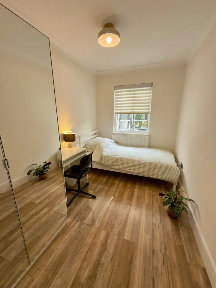 Room Conifers Close in Greater London