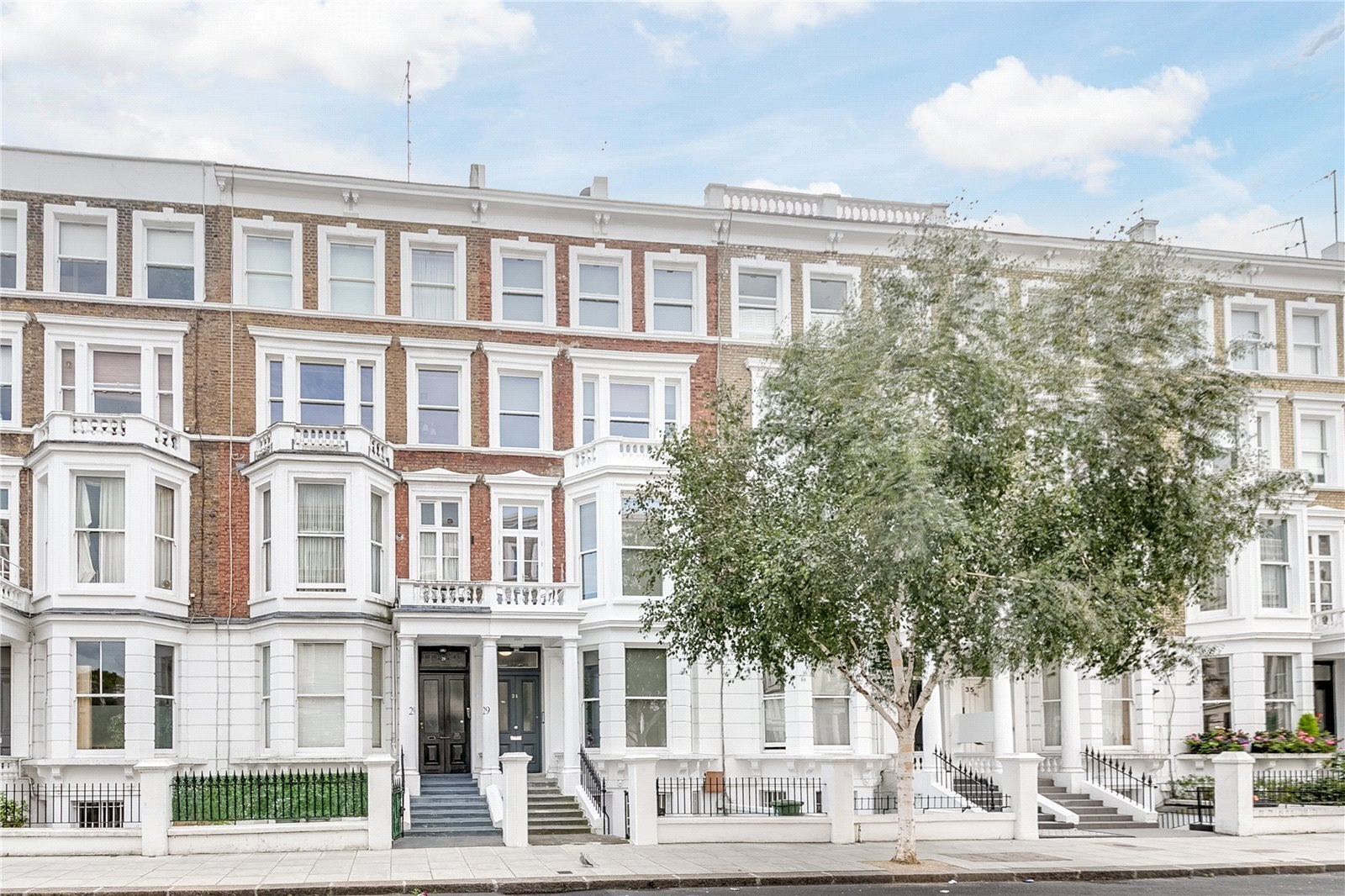 Flat Longridge Road in Greater London
