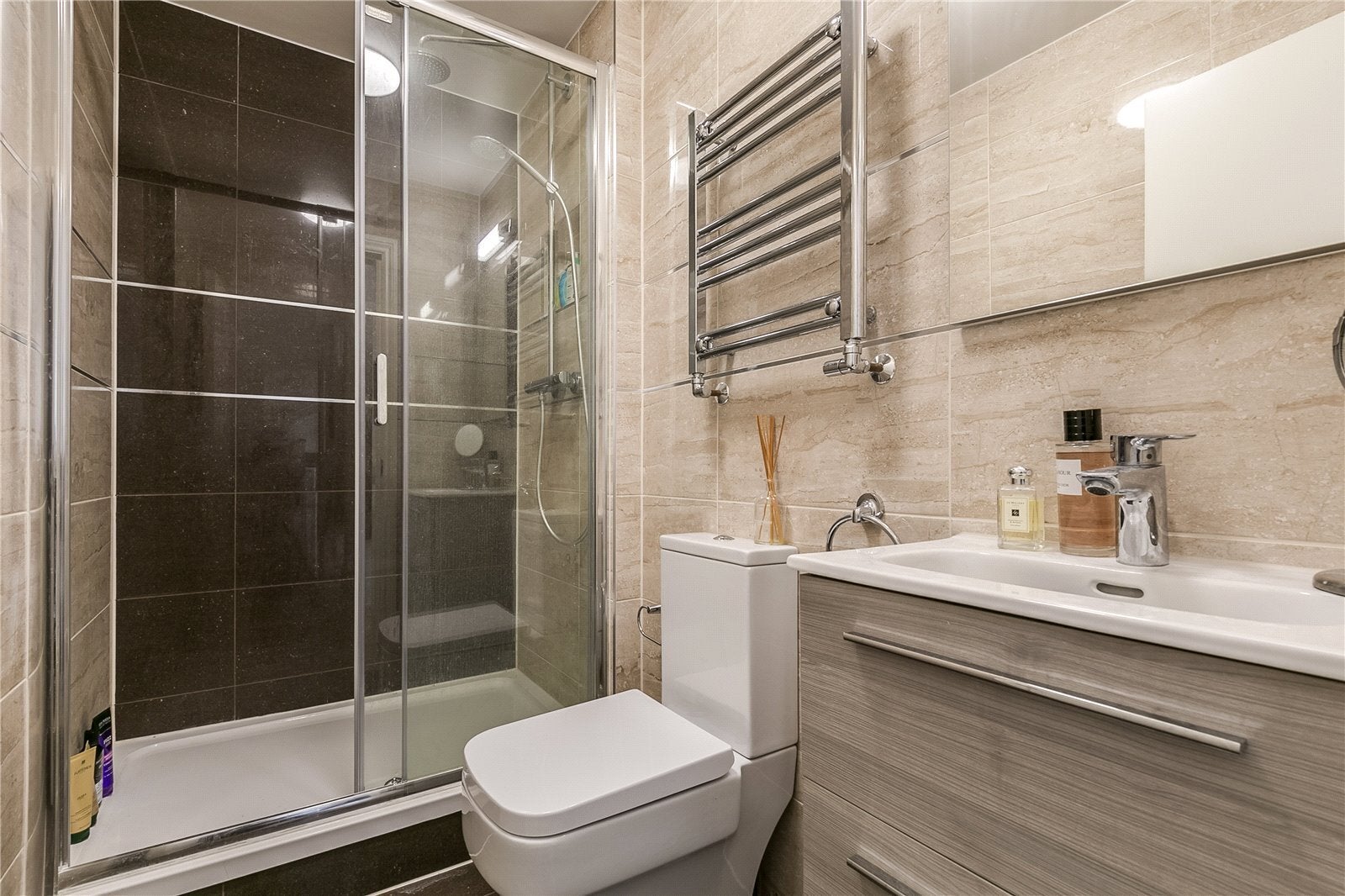 Flat Longridge Road in Greater London