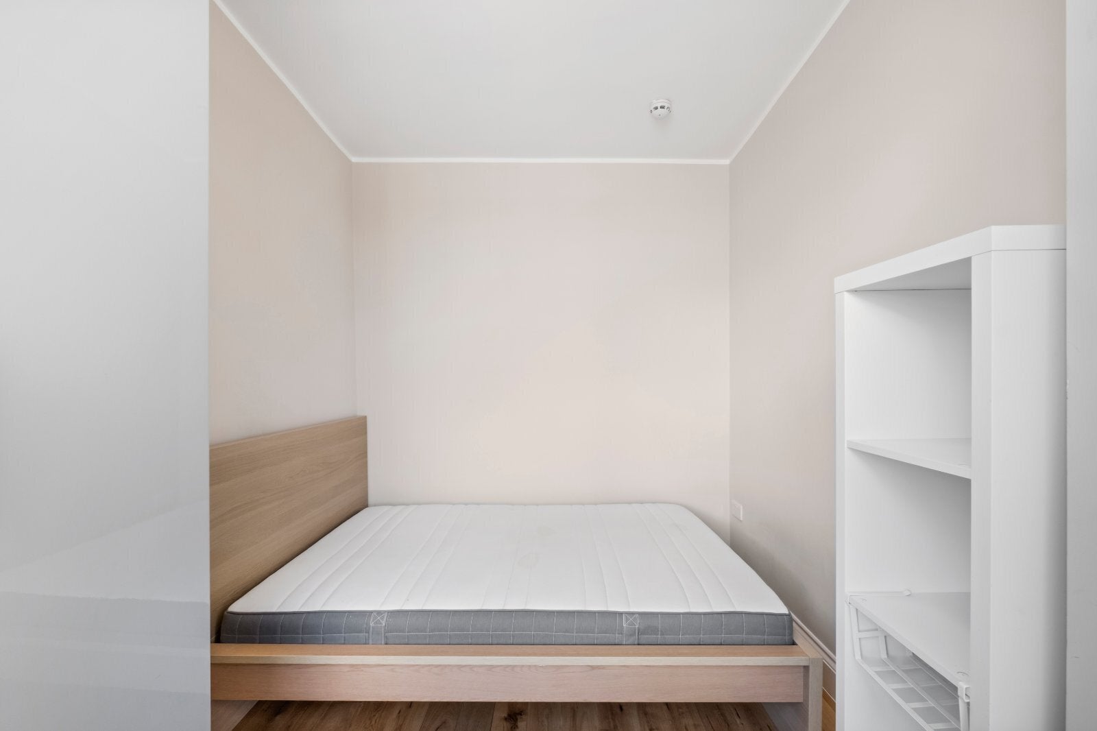 Flat Longridge Road in Greater London