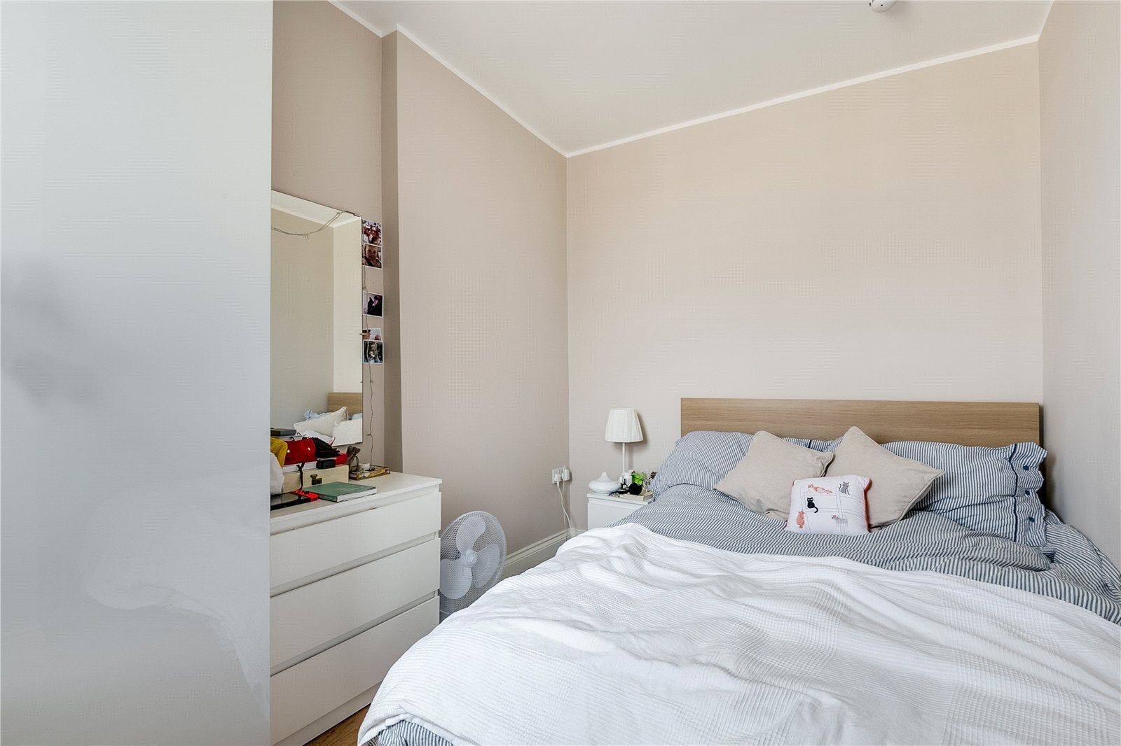Flat Longridge Road in Greater London