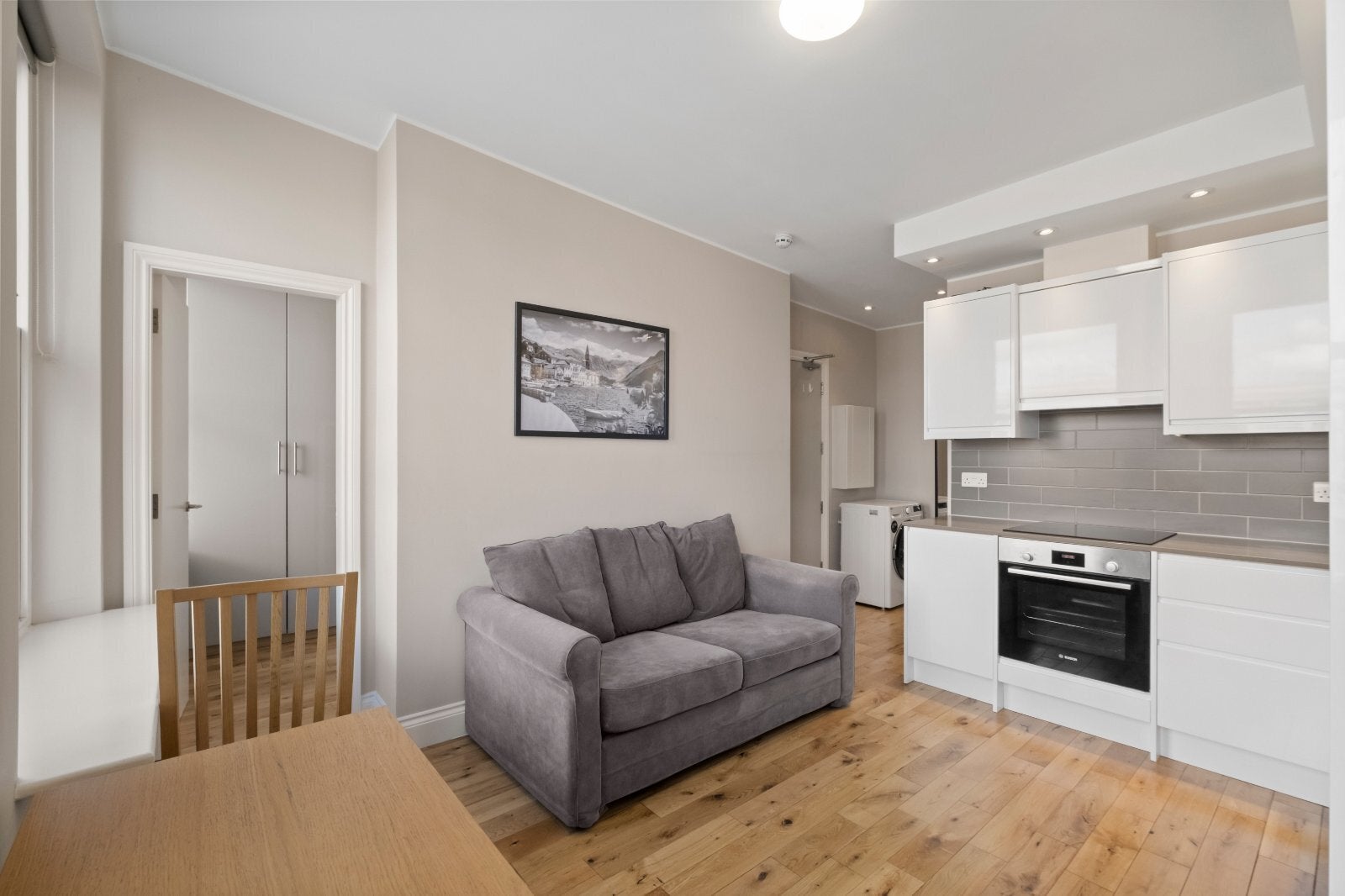 Flat Longridge Road in Greater London