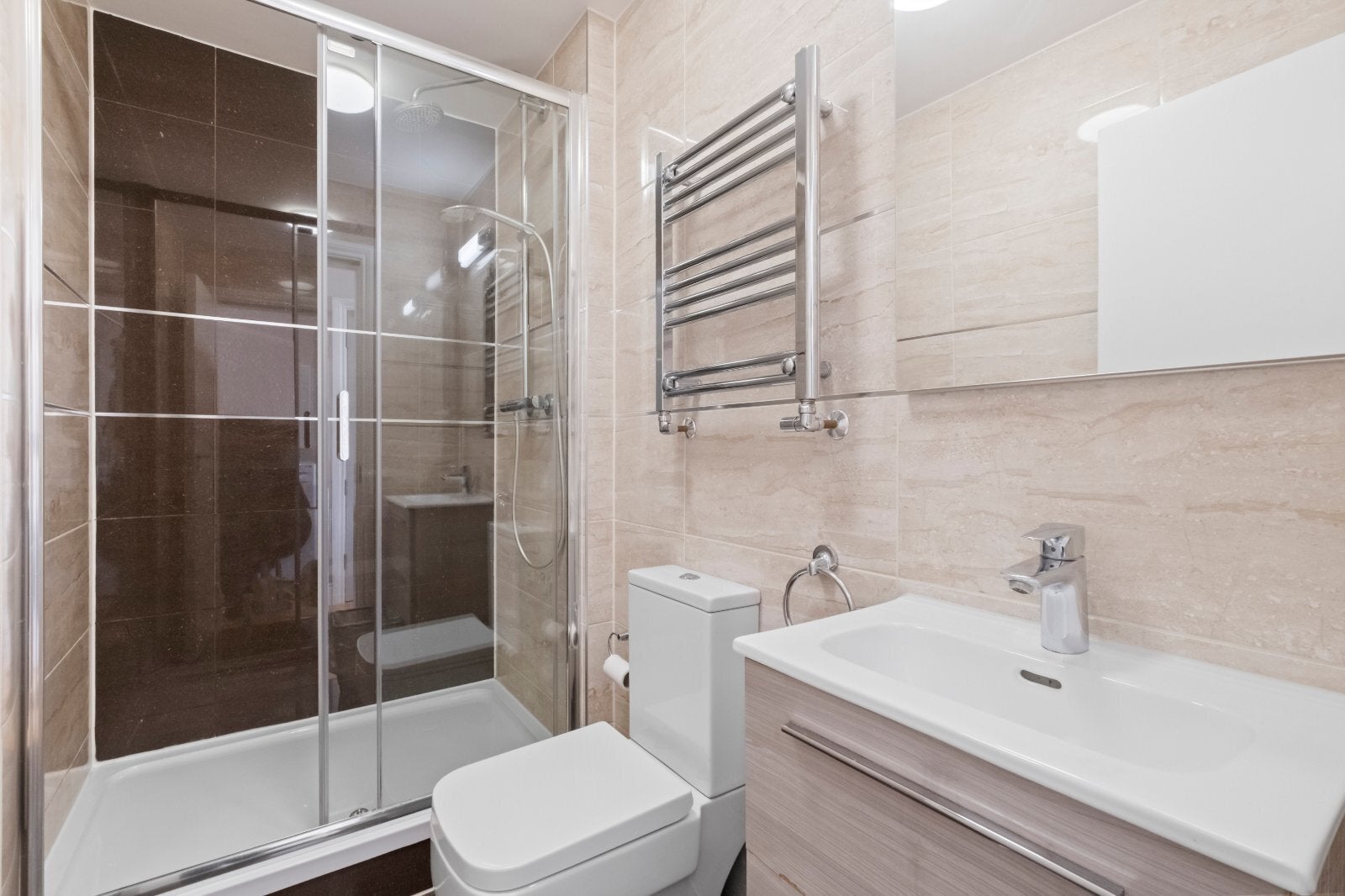 Flat Longridge Road in Greater London