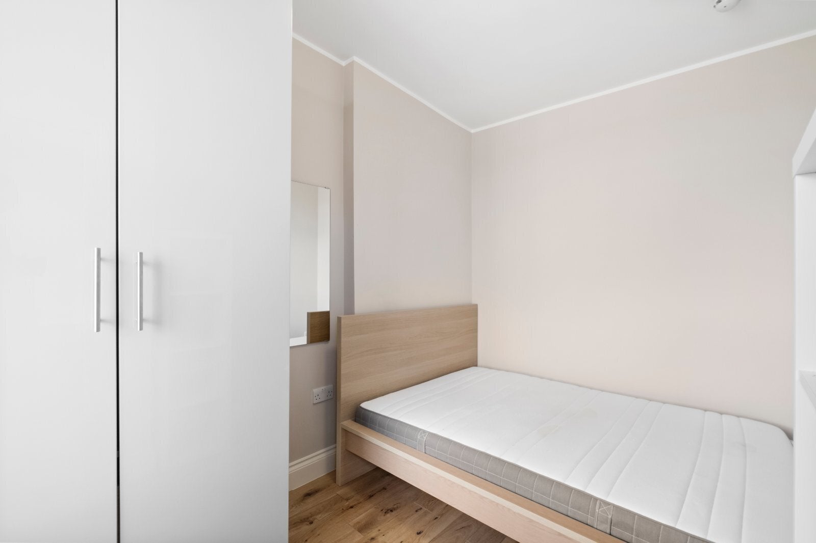 Flat Longridge Road in Greater London