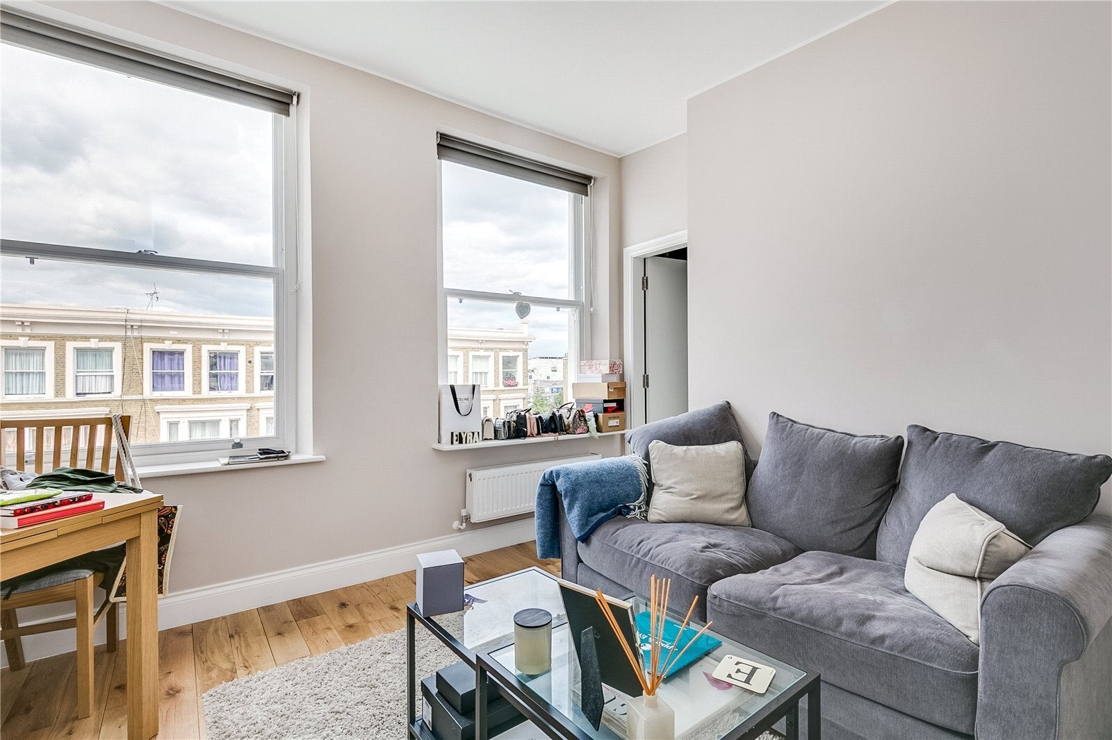 Flat Longridge Road in Greater London