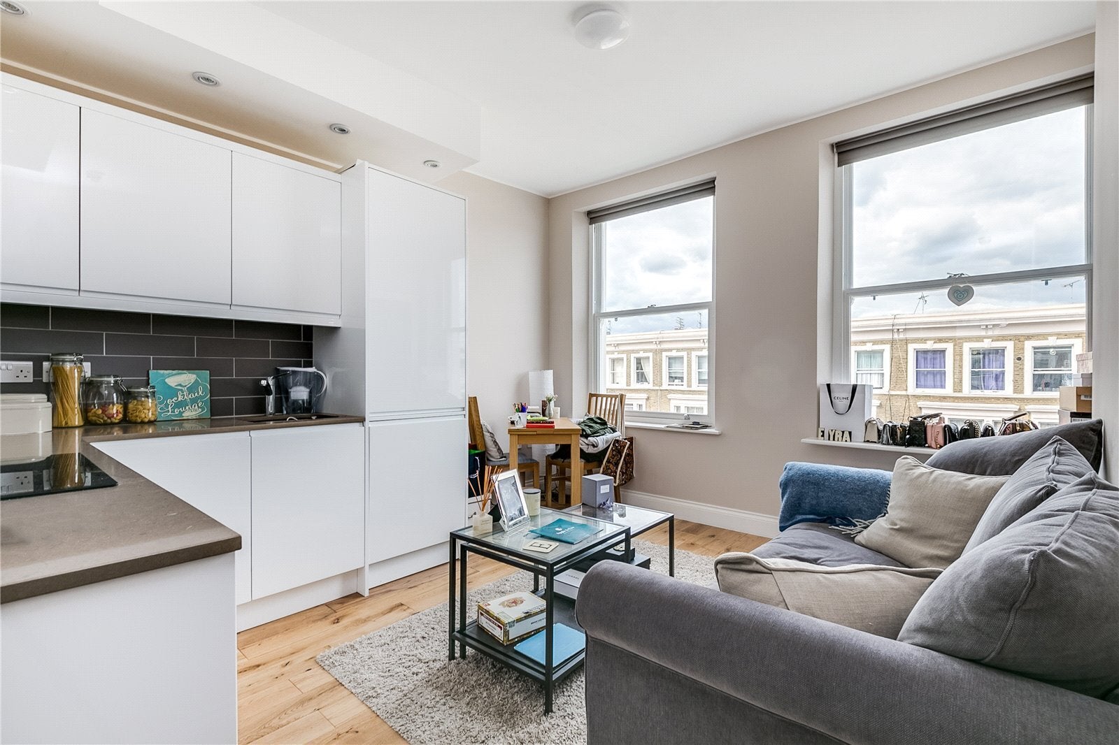 Flat Longridge Road in Greater London