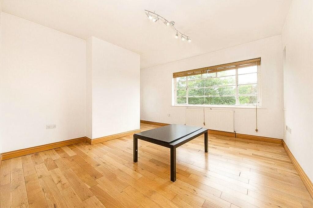 Flat Denison Close in Greater London
