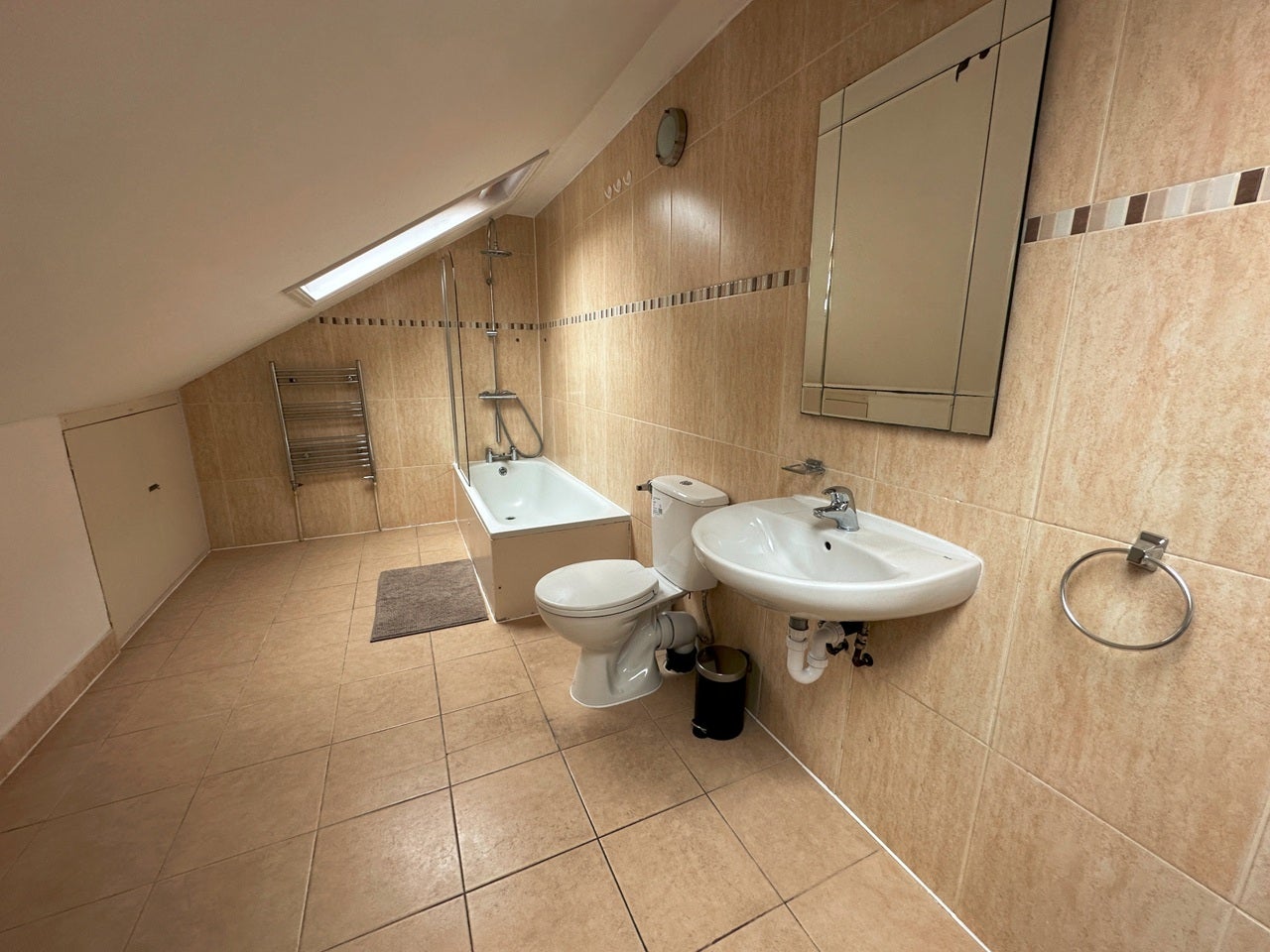 Room Harrow Road in City of Westminster