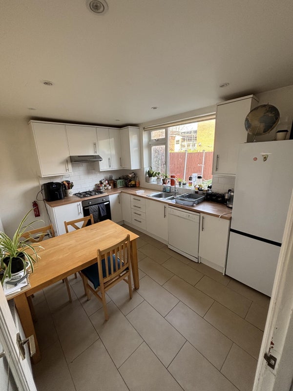Room Clarence Crescent in Greater London