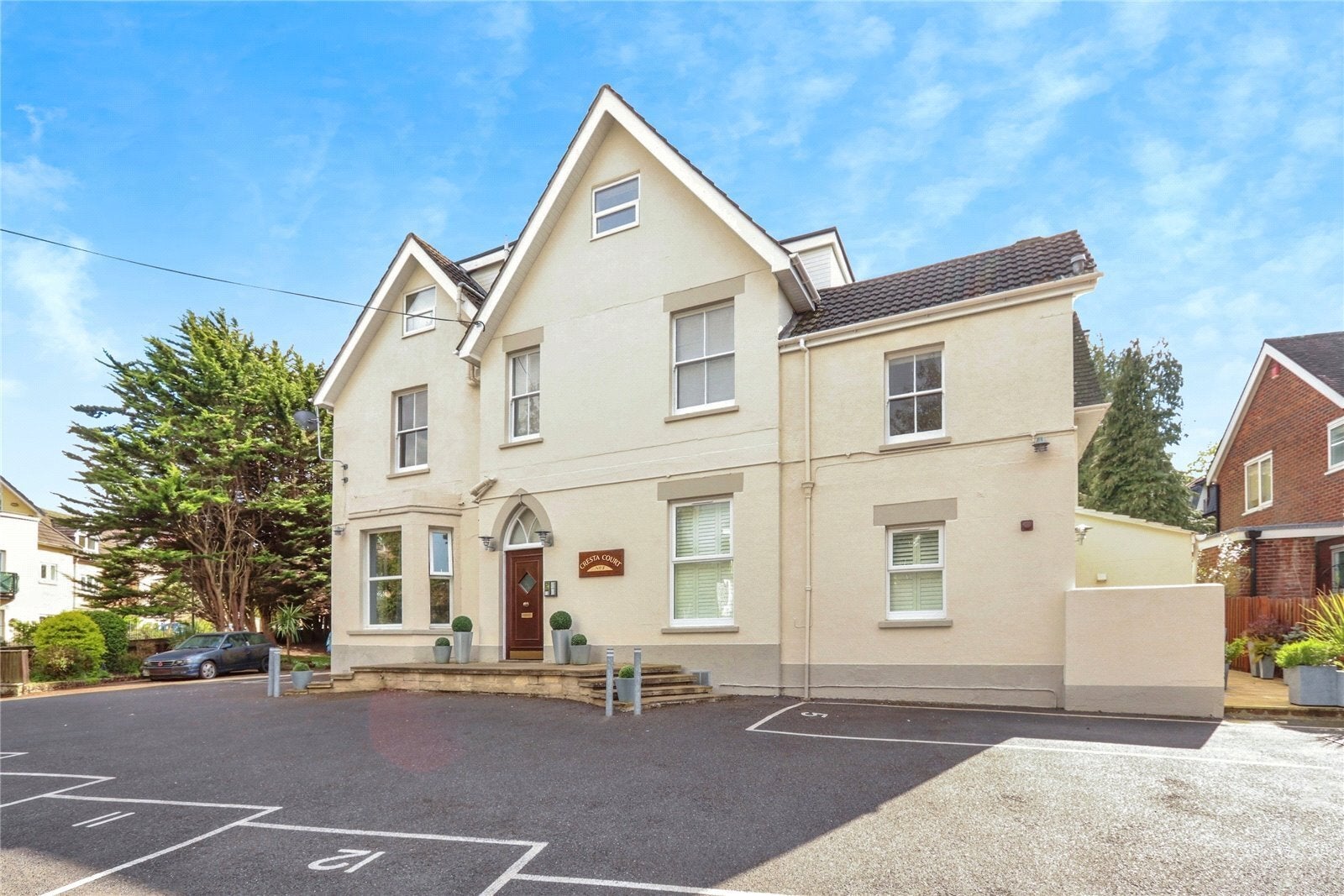 Flat Crescent Road in Bournemouth