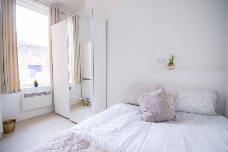 Room Belvedere Buildings in Greater London