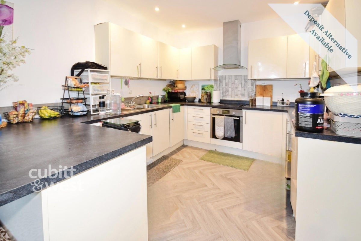 Flat Sutton Court Road in Greater London