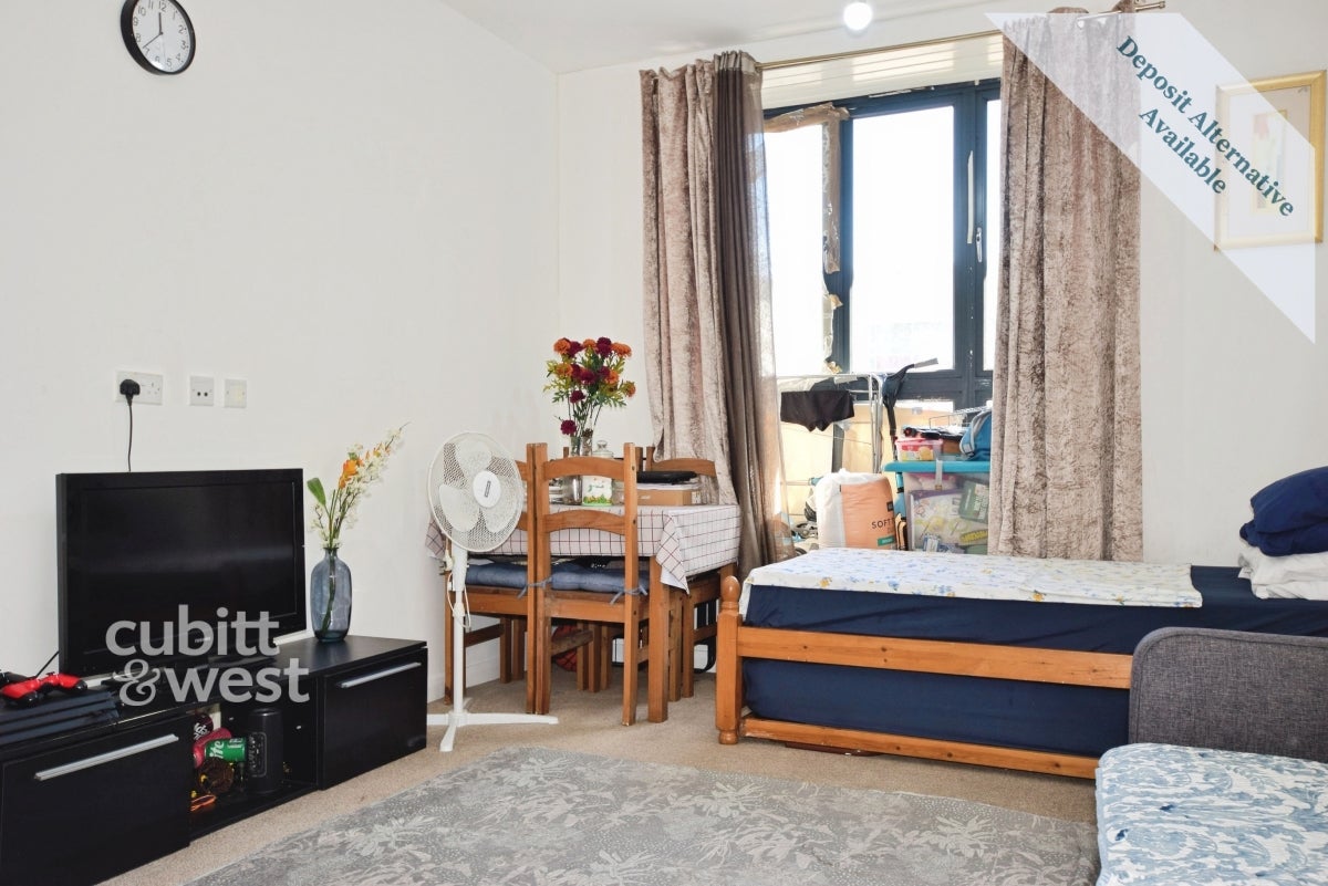 Flat Sutton Court Road in Greater London