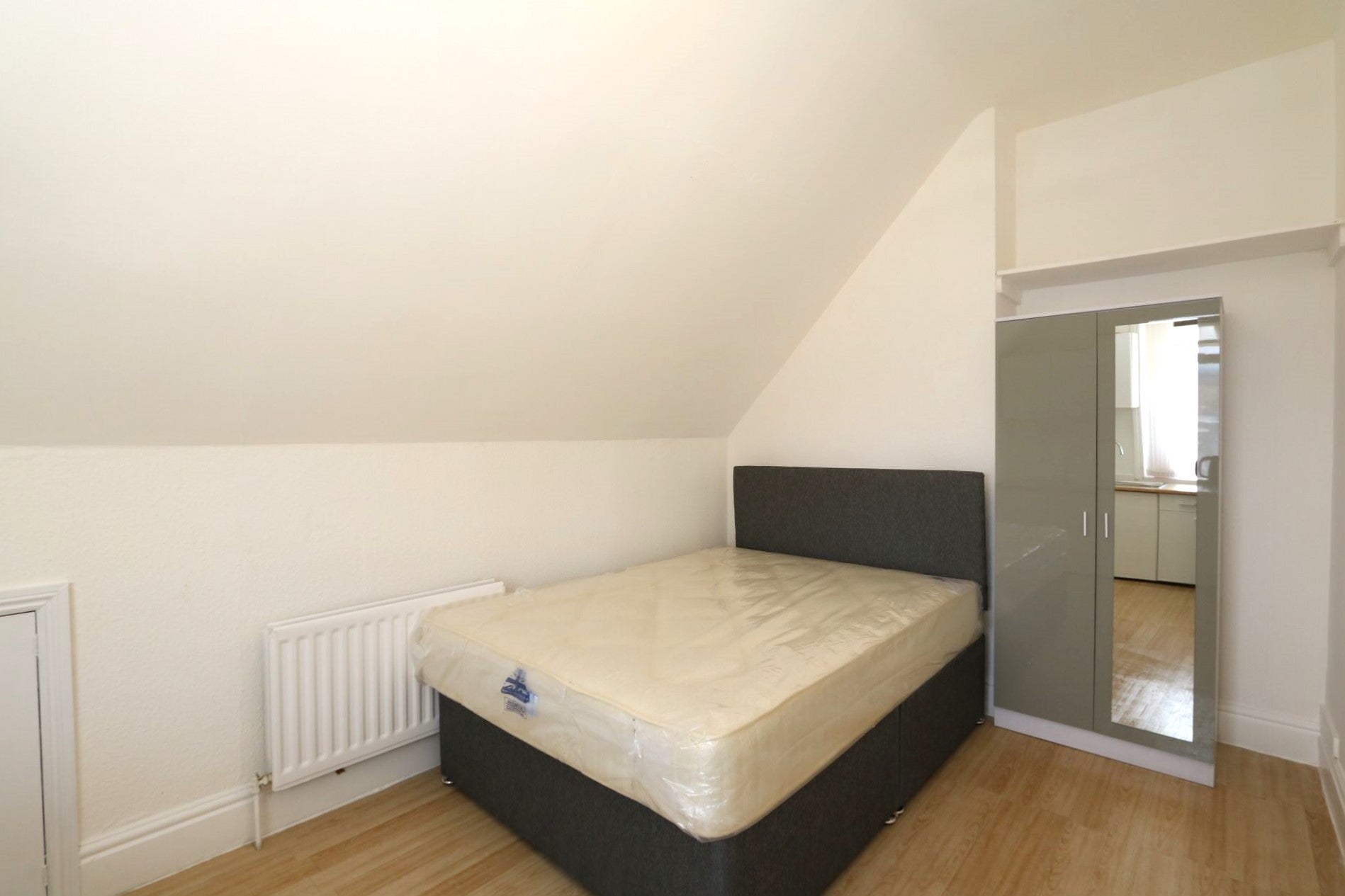 Room Stoney Road in Coventry