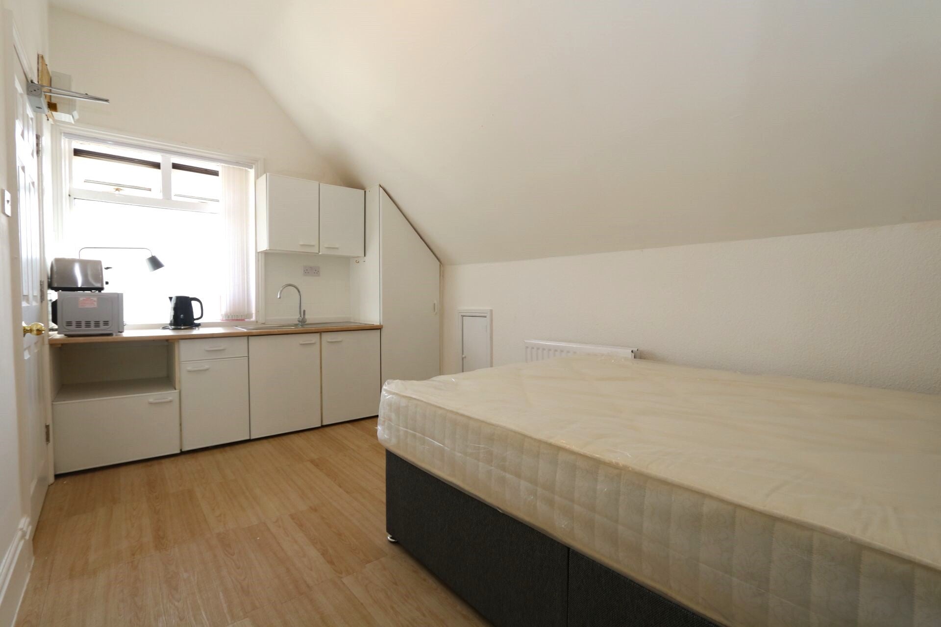 Room Stoney Road in Coventry
