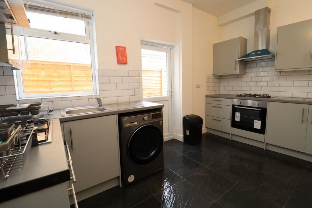 Room Globe Road in Greater London