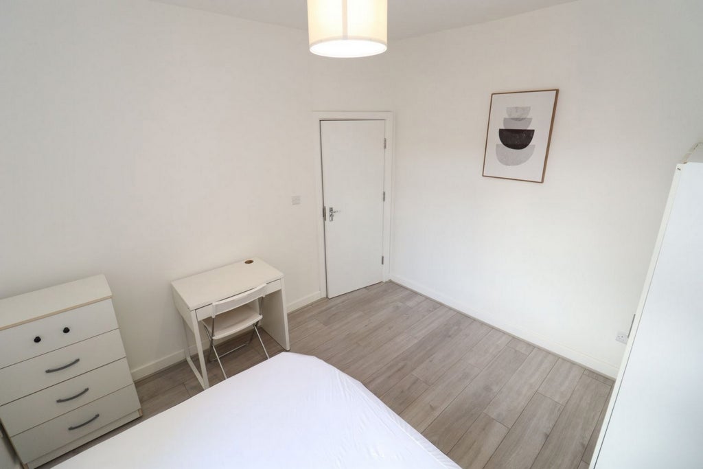 Room Globe Road in Greater London