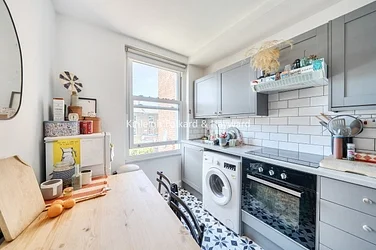 Flat Bracey Street in Greater London