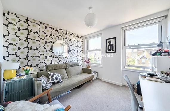Flat Bracey Street in Greater London