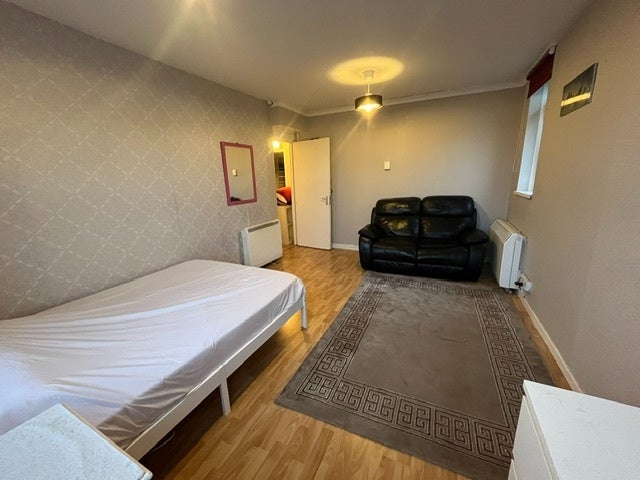 Room Bell Farm Avenue in Greater London