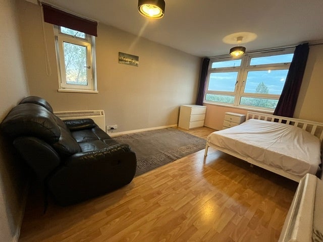 Room Bell Farm Avenue in Greater London