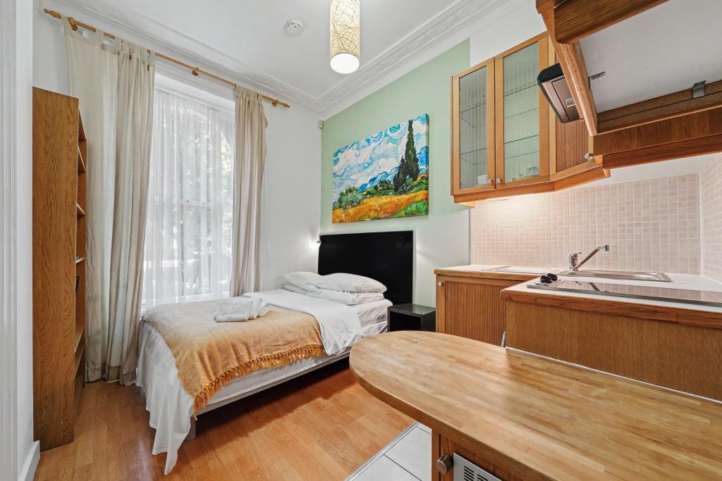 Flat Cartwright Gardens in Greater London