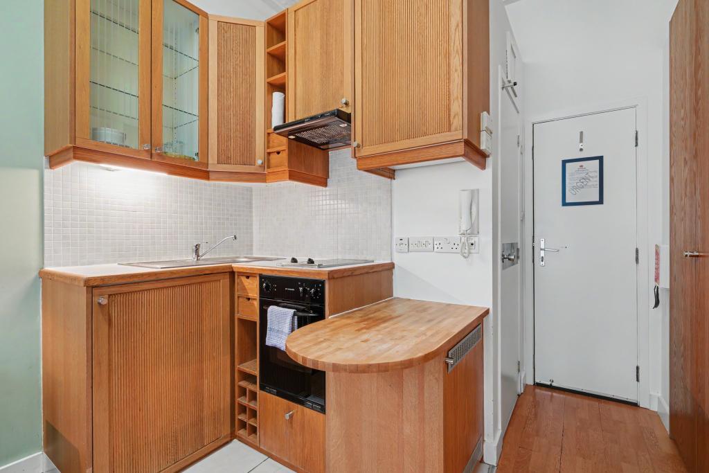 Flat Cartwright Gardens in Greater London