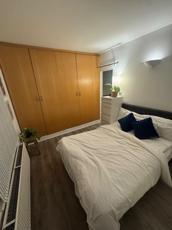 Room Fulham Road in Greater London