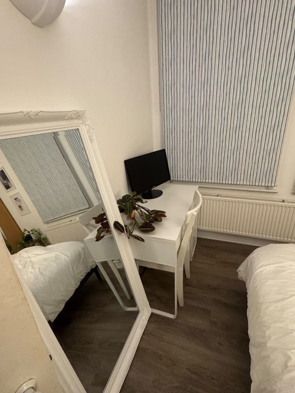 Room Fulham Road in Greater London