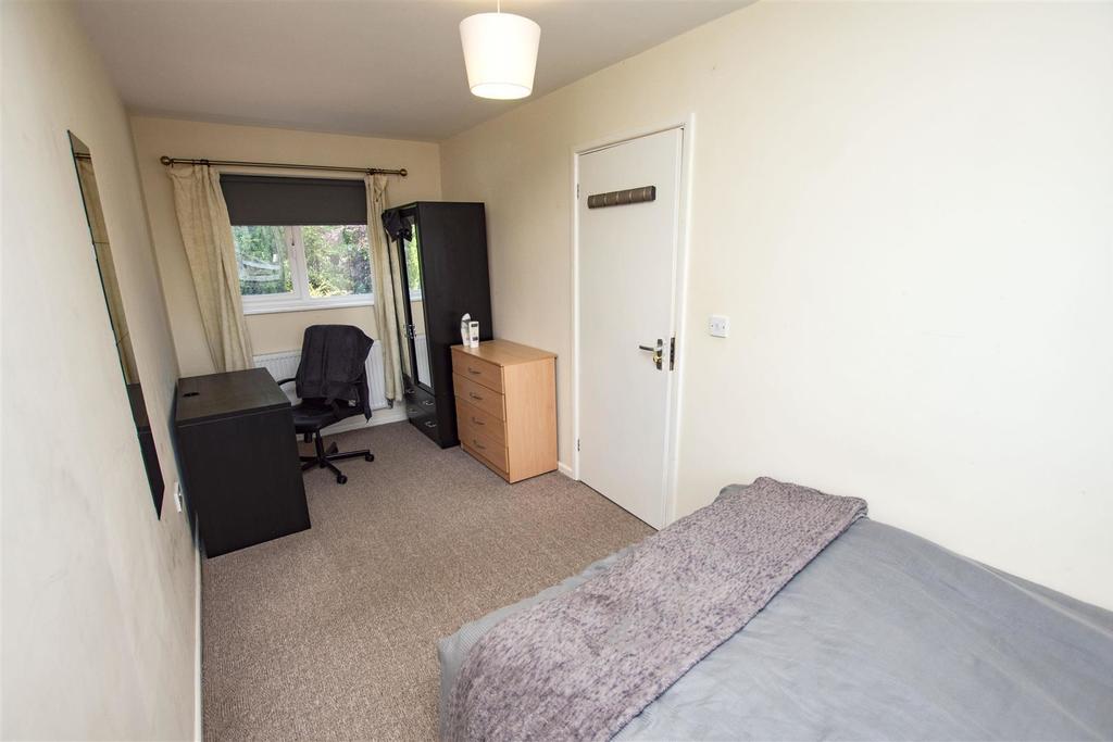Room Heeley Road in Birmingham
