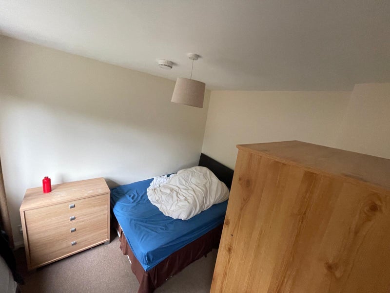 Room Northolt Avenue in East Hertfordshire