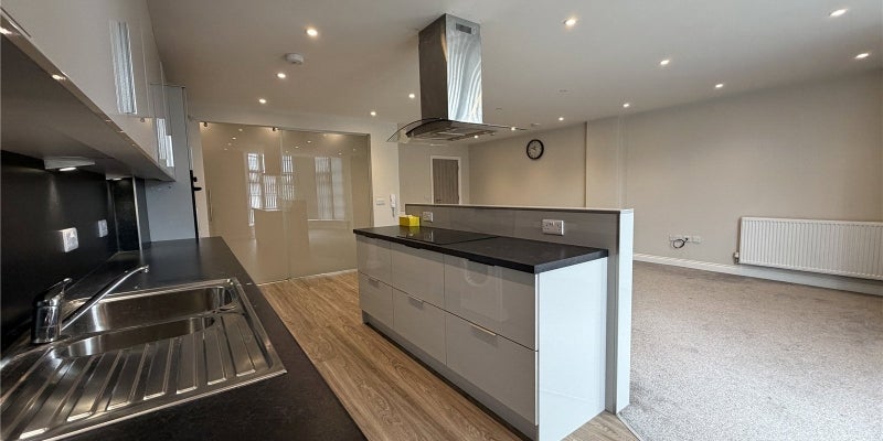 Flat Lyndhurst Road in Sefton