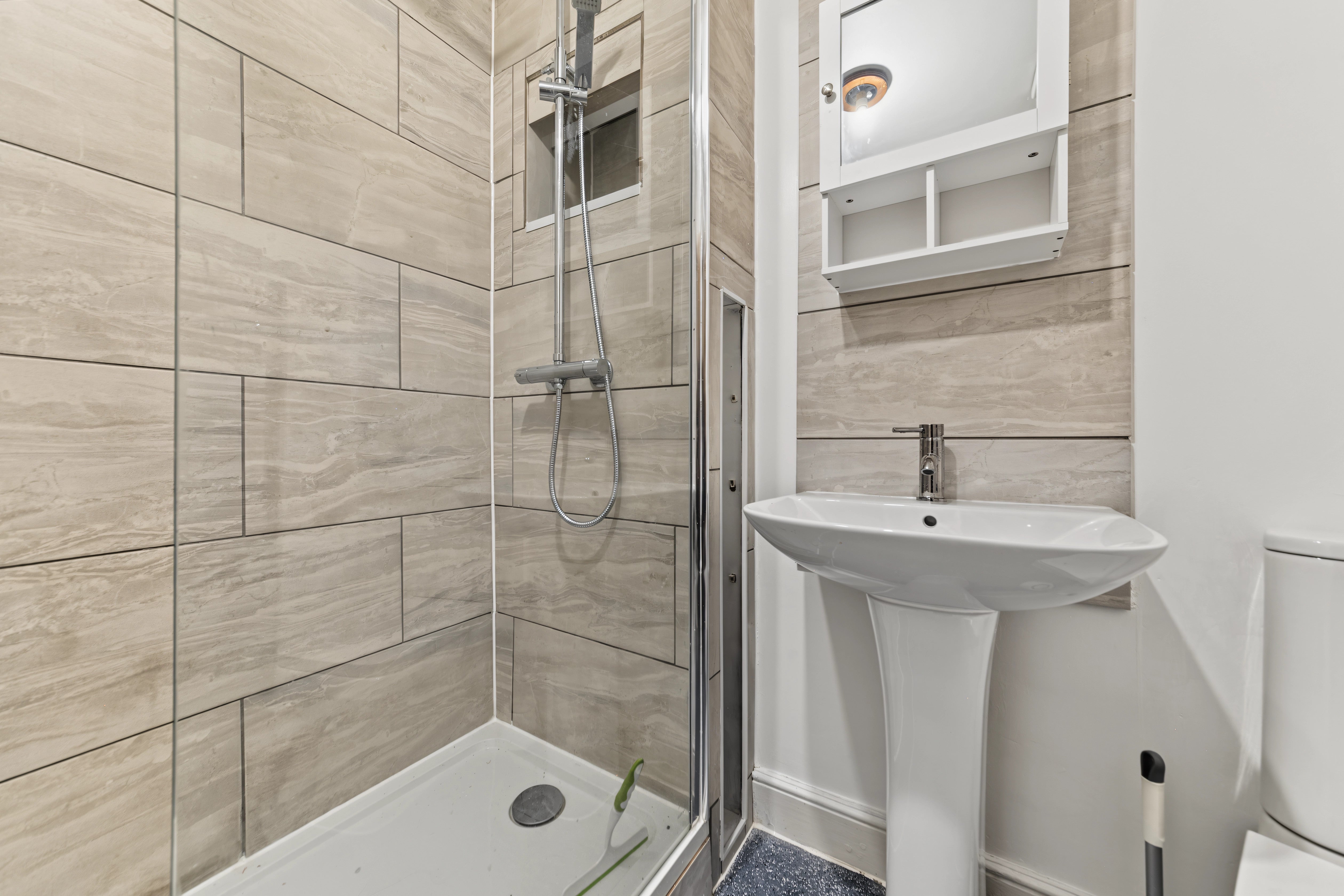 Flat Wellfield Road in Greater London
