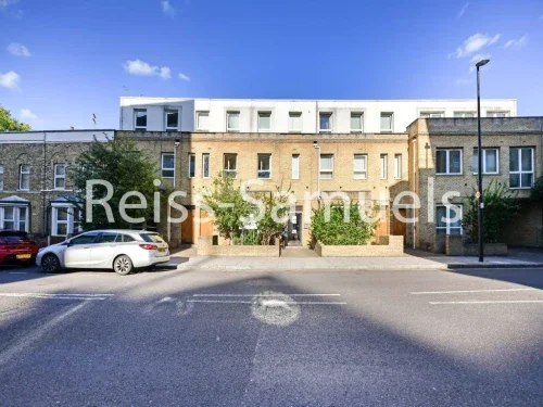 Flat Westferry Road in London