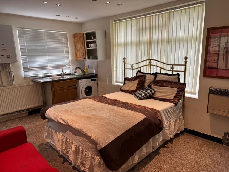 Room Orville Drive in Manchester