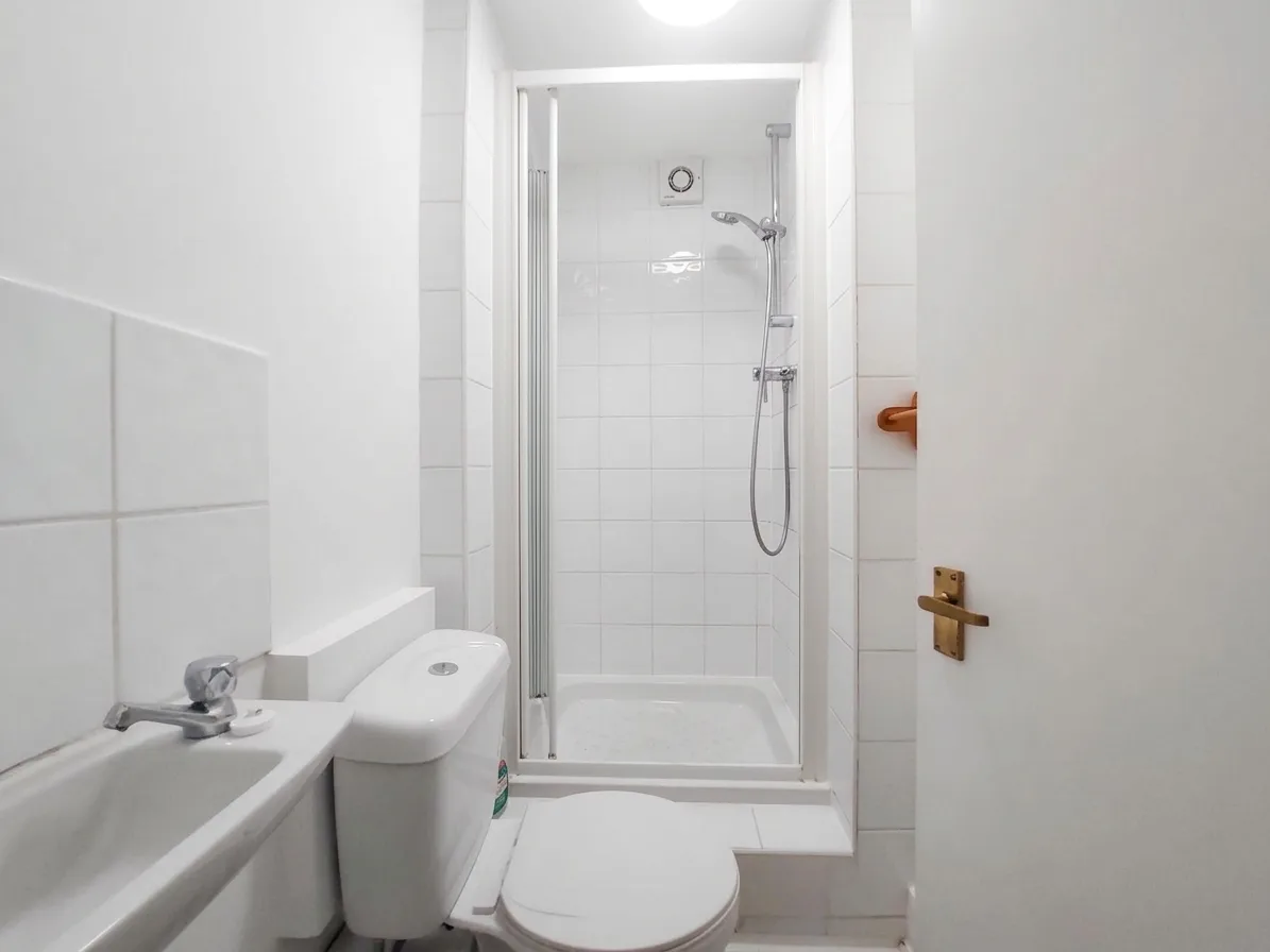Flat Dollis Road in Greater London