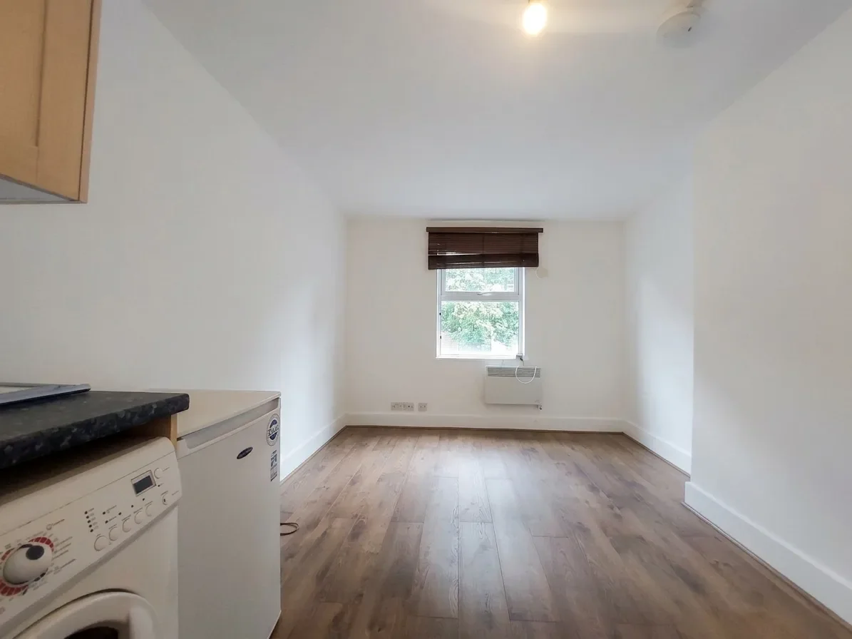 Flat Dollis Road in Greater London