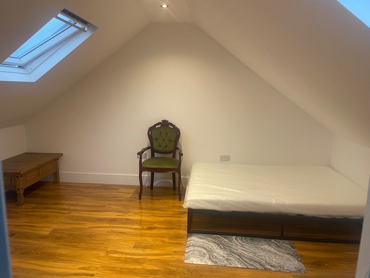 Room Wards Road in Greater London