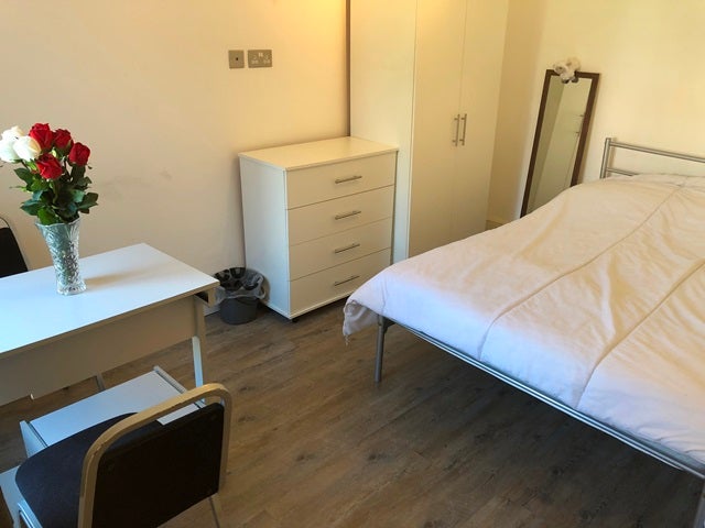 Room Harberton Road in Greater London