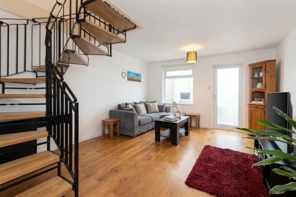 House Aldenham Drive in Greater London