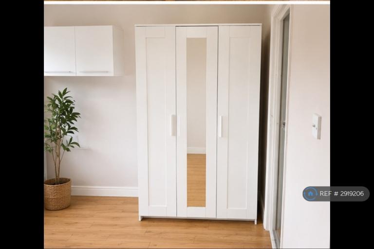 Room Balmoral Drive in Hertsmere